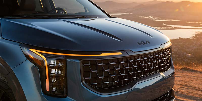 2026 Black Kia Carnival in it's front profile look