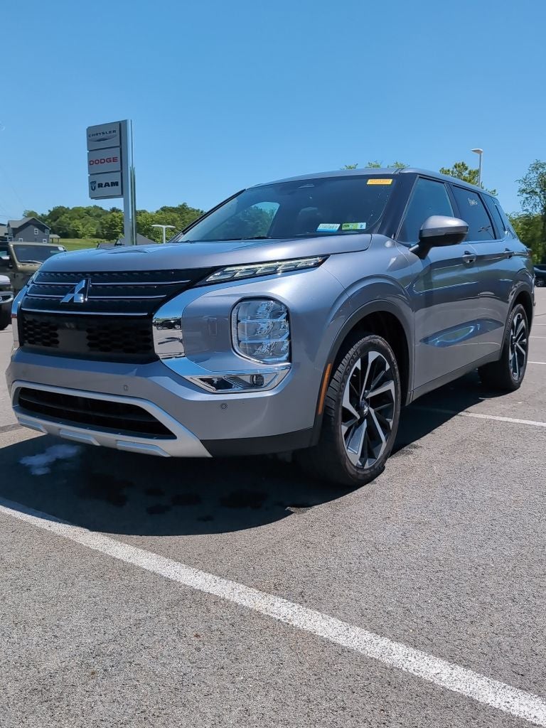 2024 Mitsubishi Outlander Base