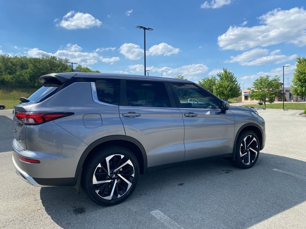 2023 Mitsubishi Outlander Base