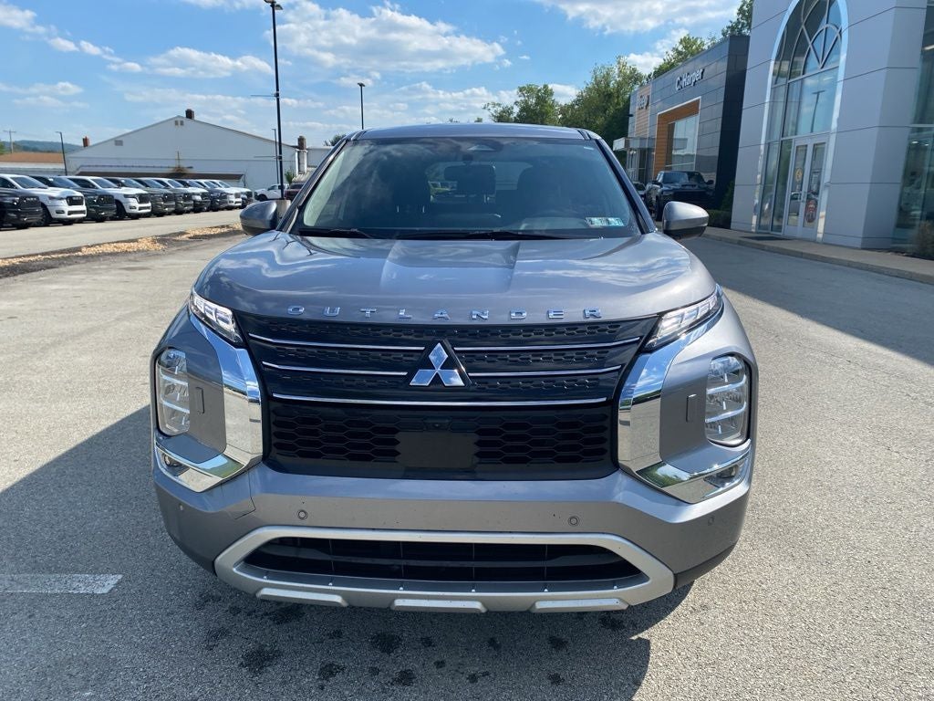 2023 Mitsubishi Outlander Base