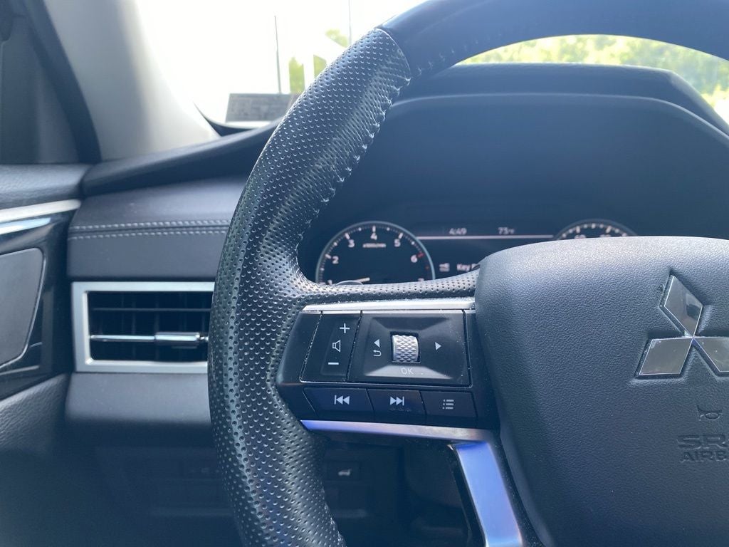 2023 Mitsubishi Outlander Base