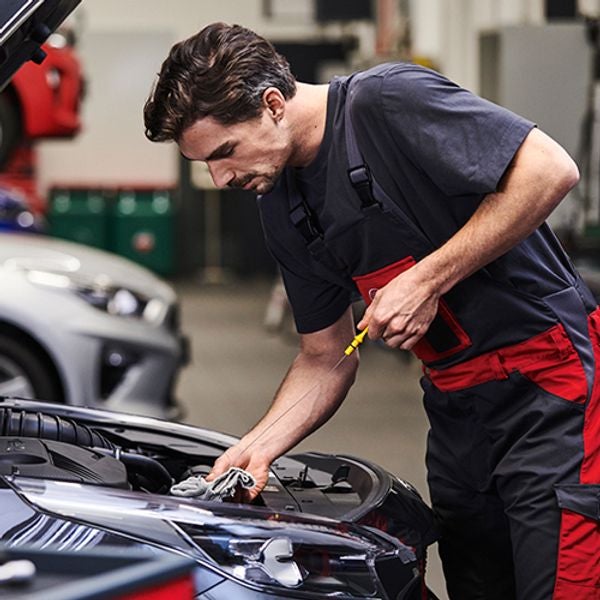 kia service tech working on vehicle